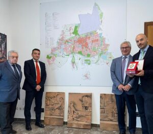Pomigliano: consegnate al sindaco Del Mastro tre metope, testimonianza della nascita delle grandi industrie in città