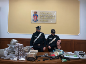 Parrucca e maschera tra i sequestri dei Carabinieri che hanno trovato più di 161mila euro, armi e 26 chili di droga