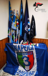 Vendita abusiva. Carabinieri sequestrano sciarpe e bandiere del Napoli