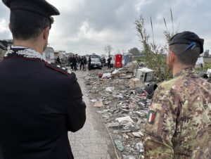 Carabinieri ed Esercito nel campo nomadi di Via Carrafiello, tra tonnellate di rifiuti e roghi. 53 auto sequestrate