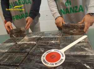 Gdf Napoli: sequestrati 22 kg di cocaina purissima. Arrestato il corriere