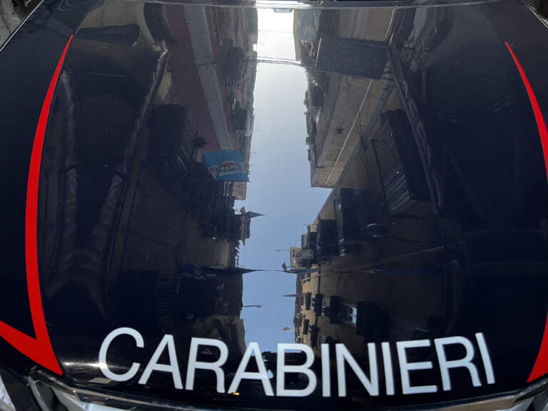 Napoli: due ragazzi denunciati per aver danneggiato una piazza per un like sui social
