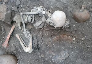 Pompei: nuove vittime emergono dallo scavo dei Casti Amanti – IL VIDEO