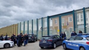 Rivolta nel carcere di Avellino: detenuti prendono il controllo di un’ala e causano feriti