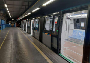 Napoli, metropolitana Linea 1: via libera a terzo treno nuovo, aumenta capienza complessiva