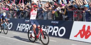 Giro d’Italia a Napoli: vince in volata Mads Pedersen
