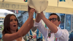 Caterina Balivo fa la pizza in piazza per la vittoria del Napoli – IL VIDEO