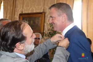 Premio Dorso all’ex sindaco Usa De Blasio: Sgambati consegna distintivo Uil in nome della stima e dell’amicizia col sindacato italiano