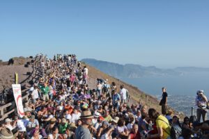 Turismo: ecco il bus scoperto per visitare il sentiero che porta al Vesuvio