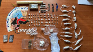 Acerra e Castelcisterna: tavola imbandita per confezionare droga e in un sottoscala trovato un fucile modificato
