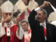 Monsignor Battaglia mostra la teca con il sangue di San Gennaro sciolto