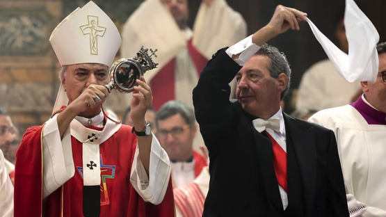 Monsignor Battaglia mostra la teca con il sangue di San Gennaro sciolto