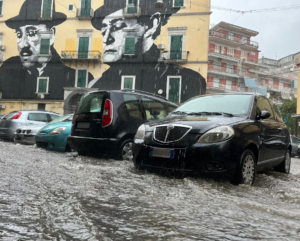 Maltempo nel Napoletano e Casertano: il 90% dei Comuni allagati per la bomba d’acqua e grandinate