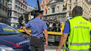 Occupazione degli spazi pubblici nei Quartieri Spagnoli. Carabinieri e Polizia Locale rimuovono veicoli, paletti e transenne del Comune