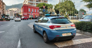 Bandito assalta portavalori a Napoli: i vigilantes si chiudono nel mezzo e sventano la rapina
