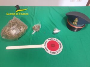 La Gdf di Torre Annunziata scopre due contenitori di marijuana, arrestato 36enne