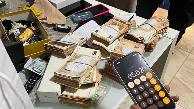 Nel corso dell’esecuzioni delle misure cautelari sono stati rinvenuti e sequestrati contanti per un totale di 65.000 euro