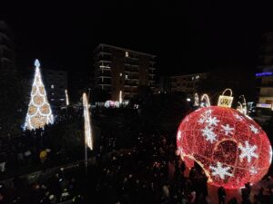 Pomigliano d’Arco si illumina di magia: “bagno di folla” per l’accensione delle luminarie natalizie