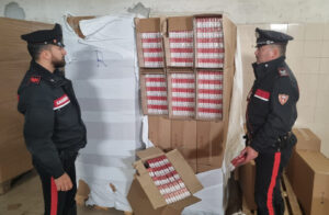 Scoperto deposito con 2 tonnellate e mezzo di sigarette, sequestro record dei Carabinieri. 2 arresti (IL VIDEO)