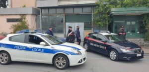 Carabinieri e Polizia Locale rinvengono stupefacenti nascosti in una vettura. Due i denunciati