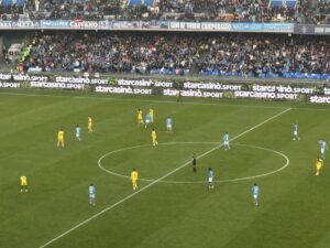 Napoli che sofferenza, vince 2-1 in rimonta con il Verona grazie a Kvara