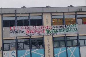 Studenti del “De Liguori” di Acerra occuparono la scuola contro il “silenzio sul biocidio”, sospesi in 70