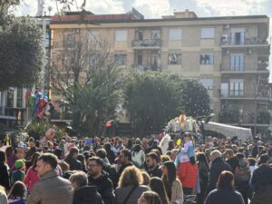 Pomigliano d’Arco rivive le sue tradizioni: il Carnevale “…Se chiammava Vecienzo” entusiasma la città