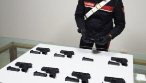 Pomiglianese 37enne arrestato alla stazione centrale di Napoli: nascondeva 8 pistole nel suo trolley rosa