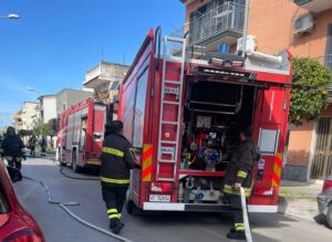 Pomigliano: panico in via Principe di Piemonte, prende fuoco auto in movimento, incendiata anche una vettura parcheggiata