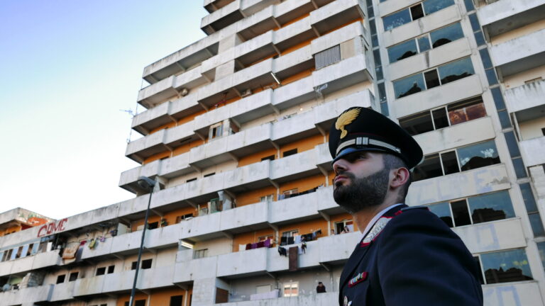Napoli, rapina al supermercato: arrestato uno dei sospetti. Il titolare si aggrappò all’auto in fuga