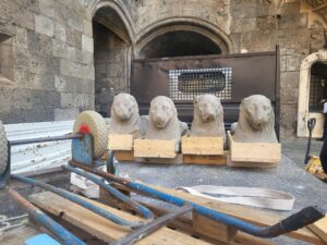 I leoni della Fontana degli Incanti escono dalla segrete del Maschio Angioino. Recuperati ed oggi avviati al restauro