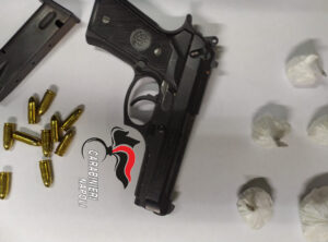 Droga e pistola in casa. Carabinieri arrestano 22enne a Pozzuoli