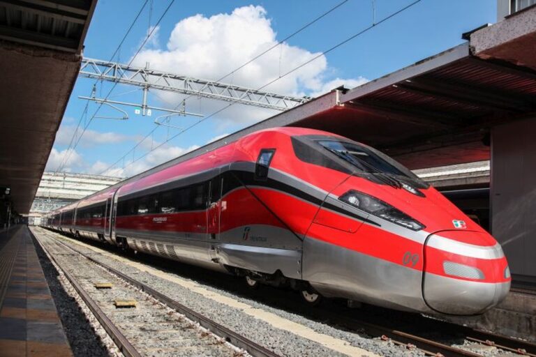 Alta Velocità in tilt tra Roma e Napoli: cancellazioni e ritardi fino a 3 ore, Assoutenti chiede un piano straordinario estivo