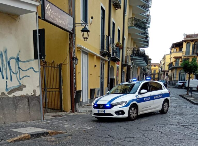 Pomigliano d’Arco, sventato furto d’auto: due agenti della Polizia locale aggrediti e feriti