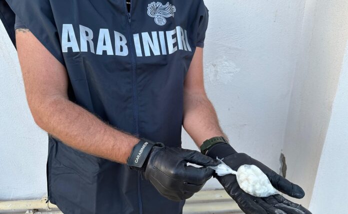 Sequestrati 55 grammi di crack, quelli contenuti nella bustina raccolta