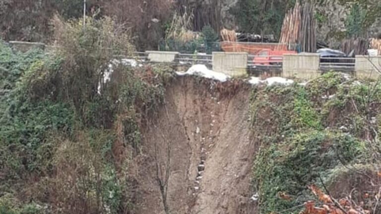Frana causata da incendio chiude la statale Amalfitana a Positano