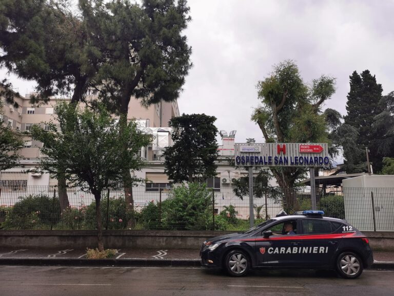 Getta acido contro la moglie e poi la picchia