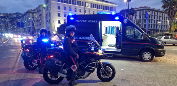 Carabinieri durante operazione contro clan Licciardi a Napoli