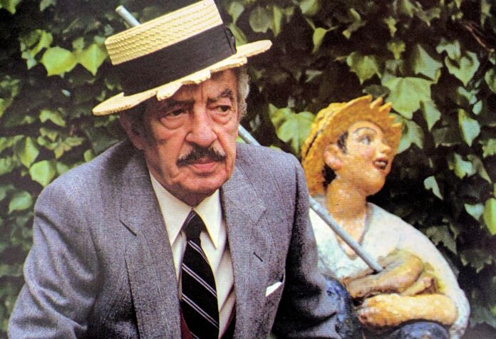 Nino Taranto accanto alla statua a lui dedicata foto 2