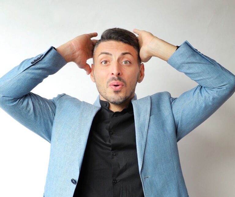 Teatro Troisi, Mariano Grillo porta in scena il caos contemporaneo con “Tutto Fuori Controllo”