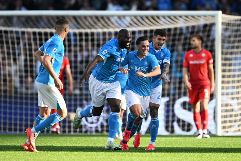 Casa Napoli Il Napoli non molla l’Inter: batte la Fiorentina 2-1 ed è sempre lì a giocarsi il titolo