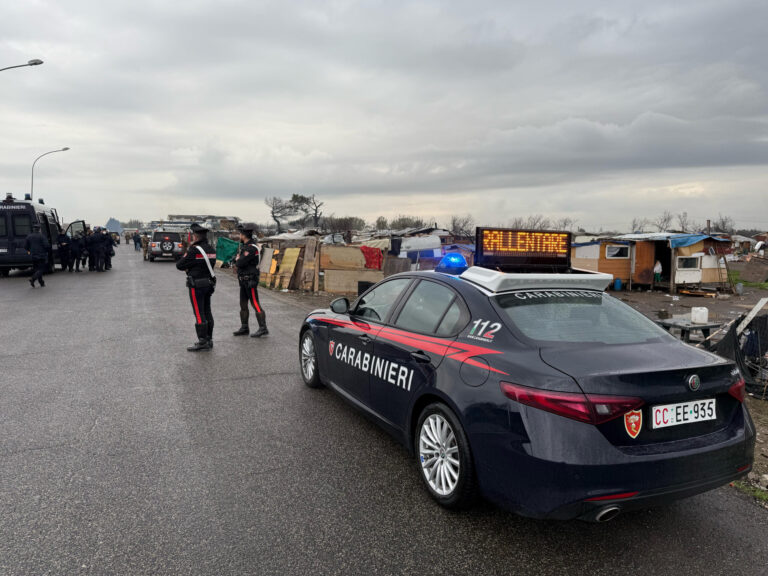 Blitz dei Carabinieri al campo Rom di Qualiano: verifiche su minori, reati e rifiuti