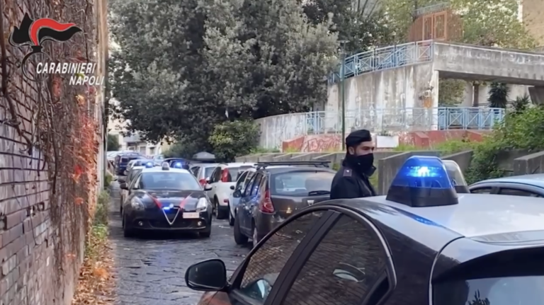Camorra e racket dei fuochi d’artificio a Napoli: sei arresti a Fuorigrotta per estorsioni mafiose
