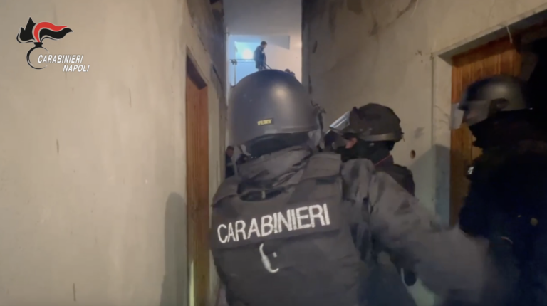 Vesuviano, maxi blitz antidroga: 13 arresti. Smantellata rete tra Ercolano, Napoli e la costiera sorrentina