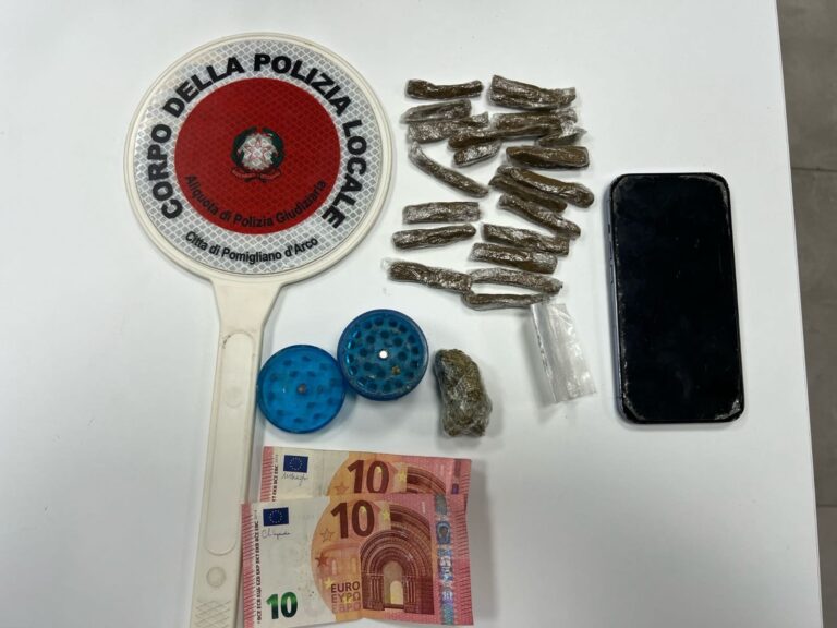 Droga: inseguito e fermato 18enne a Pomigliano, trovato con hashish e marijuana