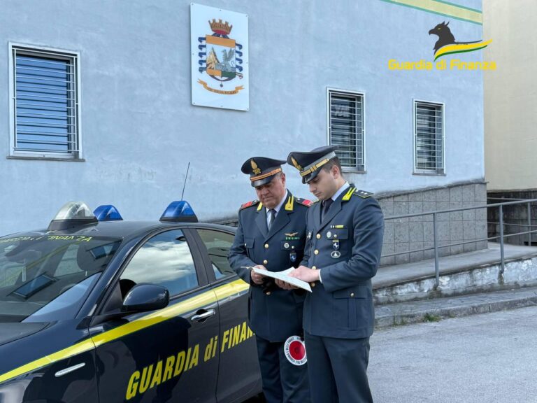 Napoli, maxi sequestro di prodotti scolastici e giocattoli contraffatti: 150mila articoli fuori mercato