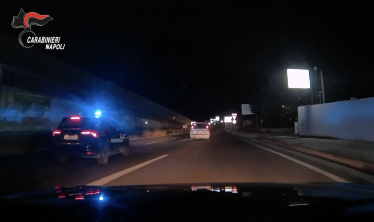 Contromano per 10 chilometri sulla superstrada: arrestato a Varcaturo dopo inseguimento da film
