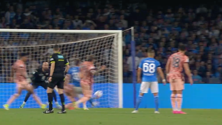 Casa Napoli Quattro passi per un sogno: il Napoli batte il Torino e vola in testa alla serie A. Bye bye Inter