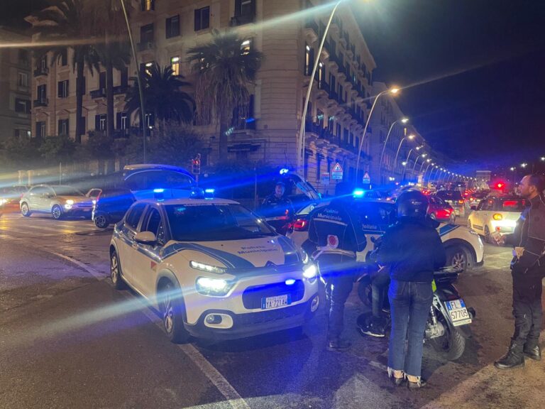 Movida a Napoli, raffica di controlli e multe: chiuso un locale a Chiaia