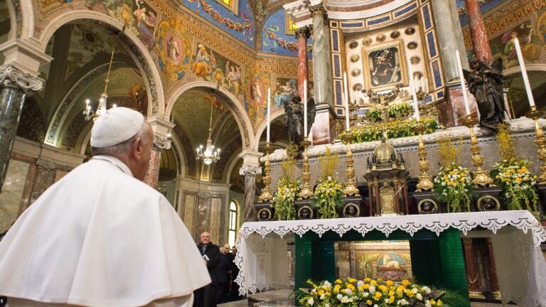 Pompei e Madonna dell’Arco in preghiera per Papa Francesco: “Ci sarà vicino dal cielo”